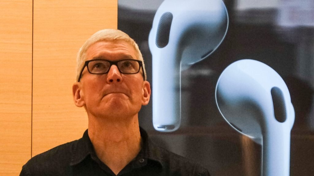 Apple Expects to Break Holidays Sales Records While Most People Tighten Their Budgets Apple Expects to Break Holidays Sales Records While Most People Tighten Their Budgets