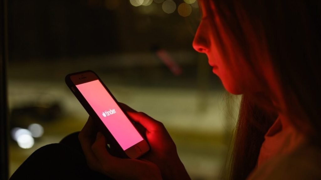 Tinder is Testing AI Features That Look Through Your Camera Roll