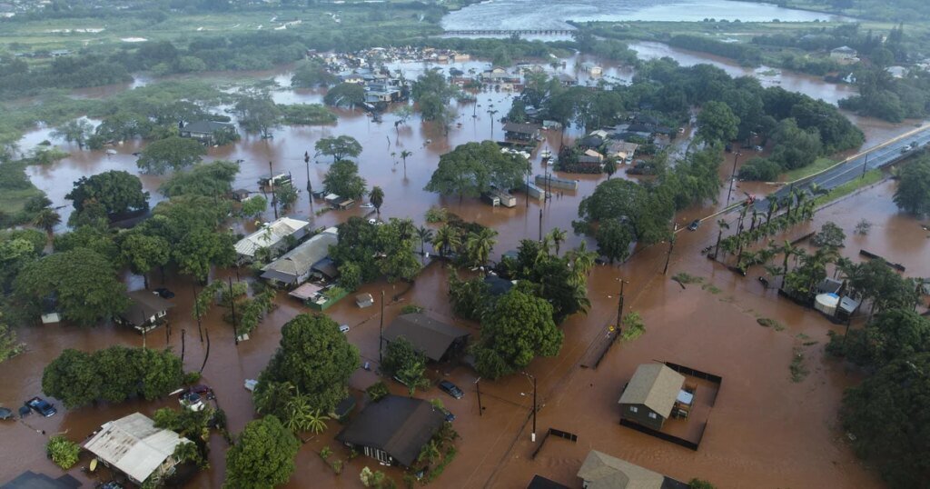 Hawaii flooding prompts evacuation orders for greater than 5,000 folks Hawaii flooding prompts evacuation orders for more than 5,000 people