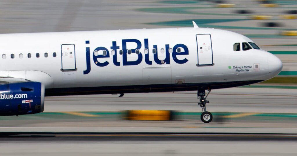 JetBlue hikes bag fees to offset higher fuel costs. Here's what travelers will now pay.