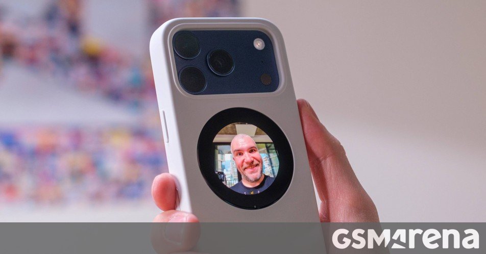 Selfix iPhone case hands-on: a case with a rear show and a microSD slot Selfix iPhone case hands-on: a case with a rear display and a microSD slot