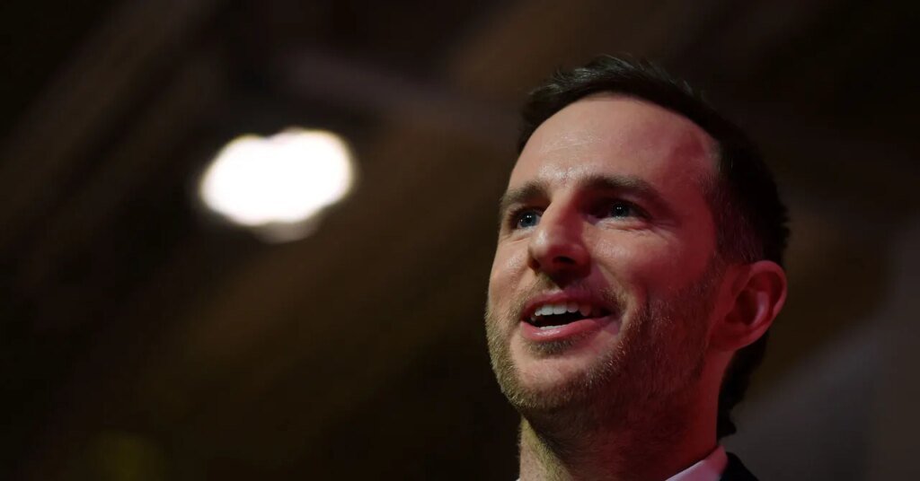 What Is That Mysterious Metallic Device US Chief Design Officer Joe Gebbia Is Using? What Is That Mysterious Metallic Device US Chief Design Officer Joe Gebbia Is Using?