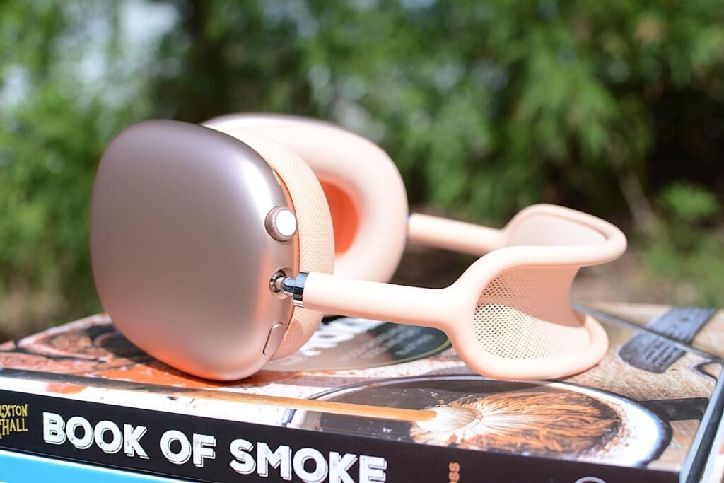 ASUS ZenBook A16, AirPods Max 2, Sonos Play and LG Sound Suite ASUS ZenBook A16, AirPods Max 2, Sonos Play and LG Sound Suite