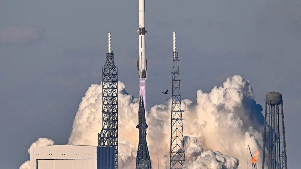 blue origin New Glenn rocket lifts off at Cape Canaveral
