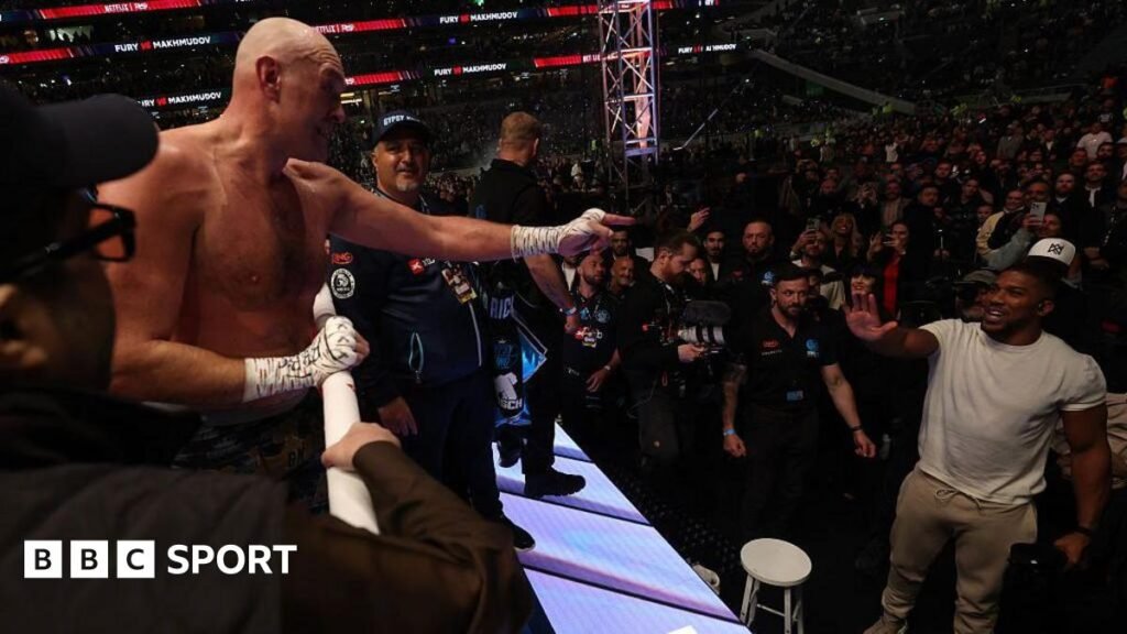 Tyson Fury goes to throw a right hand against Arslanbek Makhmudov