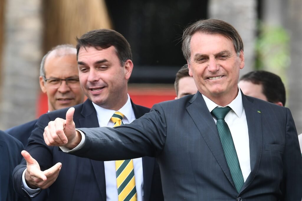 Flávio Bolsonaro challenges Lula on behalf of his father