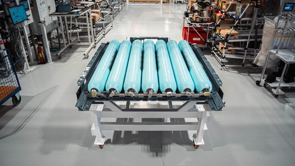 Hydrogen isn’t lifeless — BMW teases iX5 with space-saving gasoline cell system that gives emissions-free motoring for as much as 385 miles Hydrogen isn’t dead — BMW teases iX5 with space-saving fuel cell system that offers emissions-free motoring for up to 385 miles