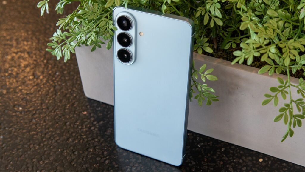 I just scored a free Samsung phone, smartwatch, AND a $100 gift card at Verizon by following these steps — yes, it's real