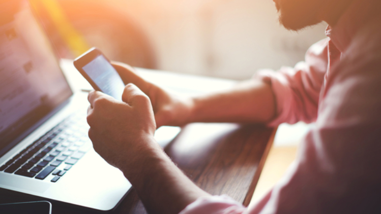 I finished writing complicated AI prompts — this 60-second ‘reminiscence’ trick works 10x higher Man working with his phone out