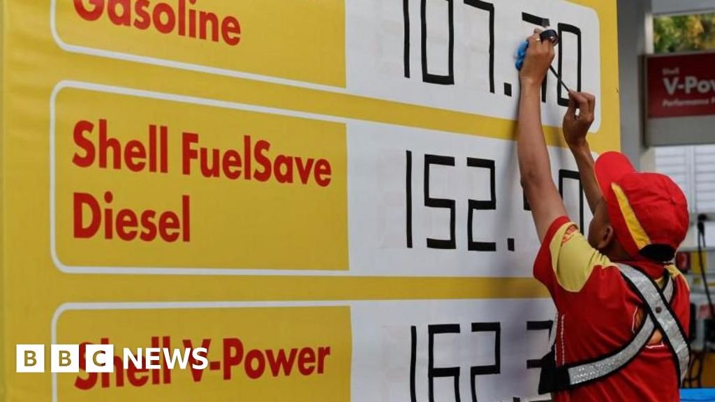 Oil worth fluctuates forward of Trump's Iran deal deadline Oil price fluctuates ahead of Trump's Iran deal deadline