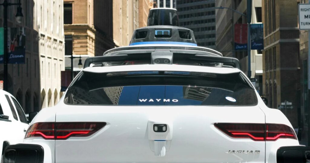 This AI lets self-driving cars “remember” past drives to plan safer routes