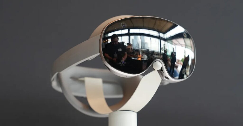 Now you can flip 2D apps into 3D whereas utilizing the Galaxy XR headset You can now turn 2D apps into 3D while using the Galaxy XR headset