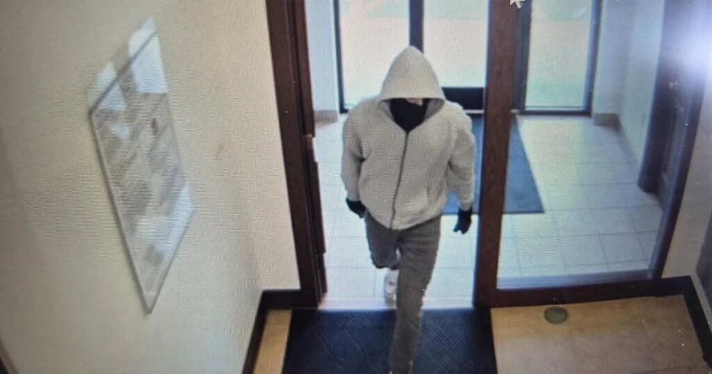 2 employees killed in Kentucky bank robbery, person of interest in custody, police say
