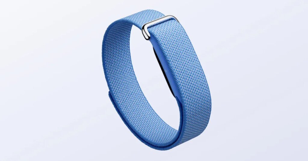Fitbit Air has status light & gesture, gets Whoop size comparison