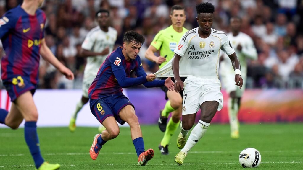 Pedri fouling Vinicius Junior during a Barcelona vs Real Madrid game