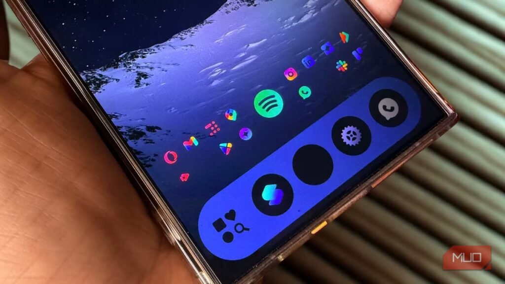 I added a Windows-style taskbar to Android, and it just makes sense