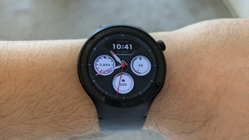 Motorola Moto Watch Review: Affordable and Stylish, But Falls Short on Performance