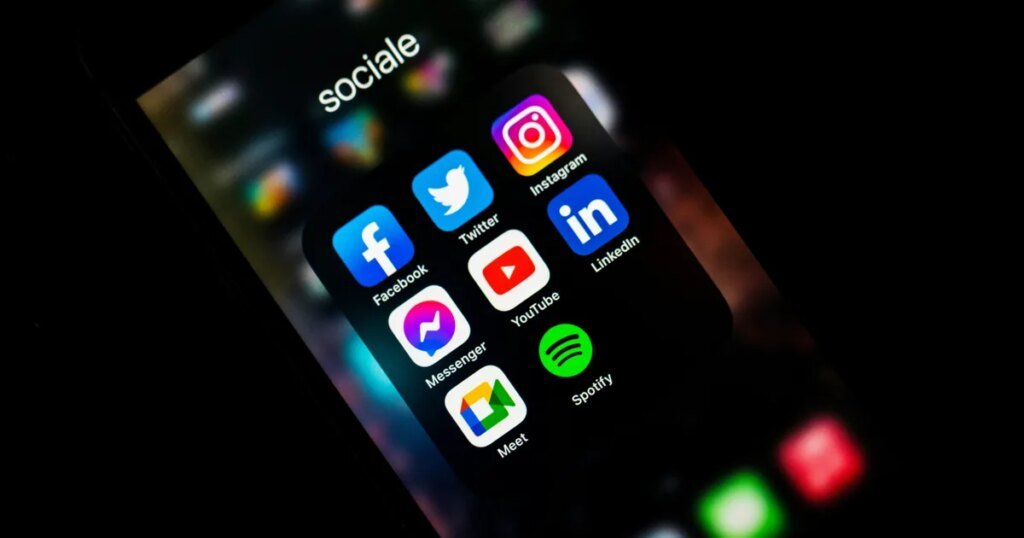 Social media pals aren't necessarily making you feel less lonely, finds research