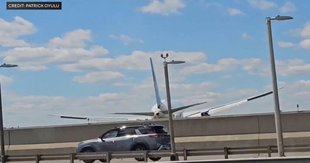 Video shows United flight strike truck on New Jersey Turnpike before landing at Newark Liberty Airport